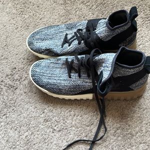 Gently used walking and basketball mesh Adidas tennis shoes. Great shoes.